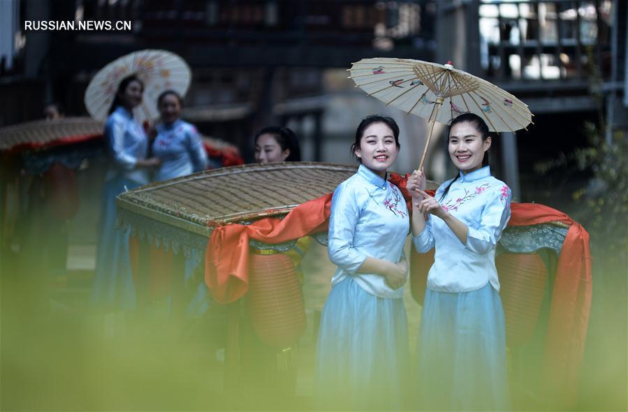 Праздничный показ нарядов к 8 Марта в древнем городе Тайэрчжуан