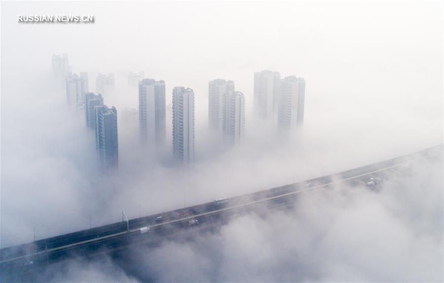 Мост Тяньсинчжоу в Ухане скрылся в густом тумане 