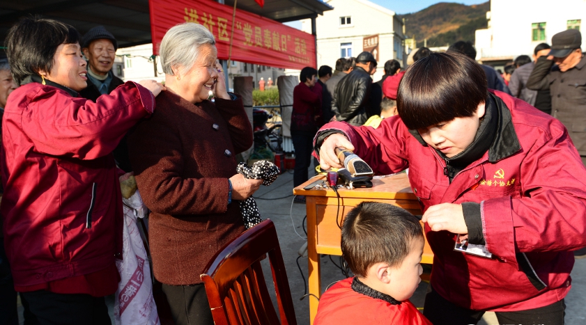 В городе Чжоушань провинции Чжэцзян волонтеры из членов Коммунистической партии Китая представили местным жителям услуги для удобства жизни