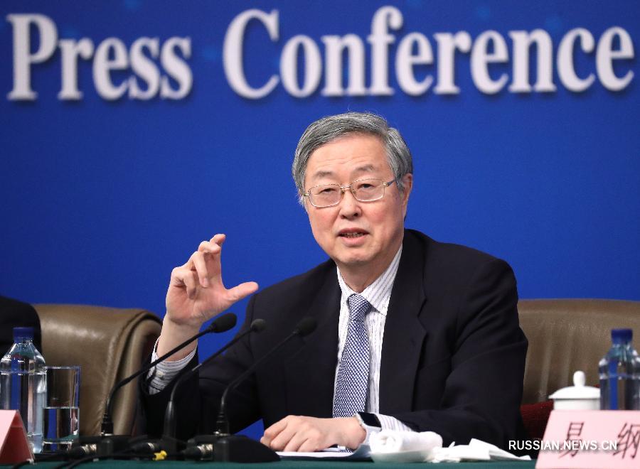 Глава Народного банка Китая /ЦБ/ Чжоу Сяочуань в пятницу на пресс-конференции в рамках ежегодной сессии Всекитайского собрания народных представителей /ВСНП/. 