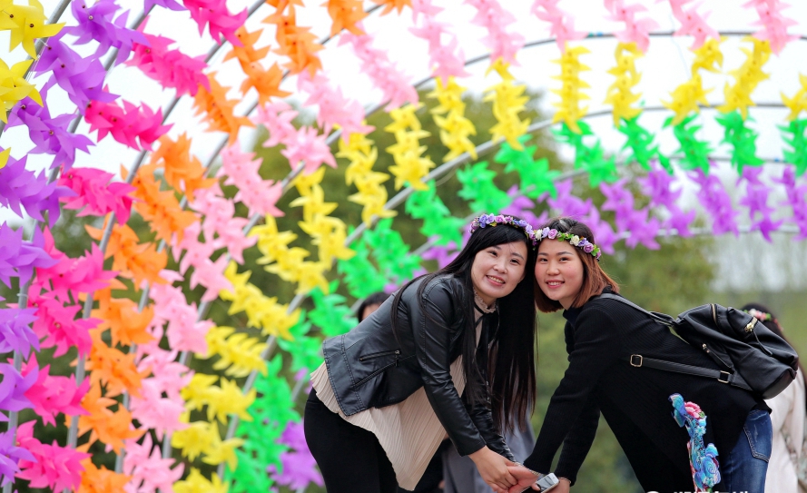 Разноцветные ветряки в городе Цзясин
