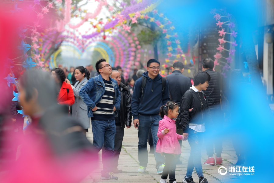 Разноцветные ветряки в городе Цзясин