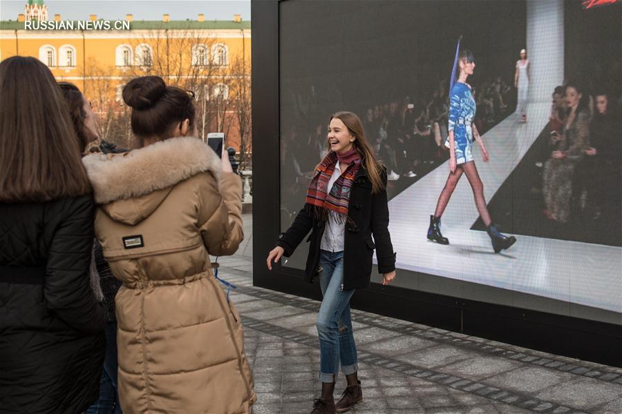 6-дневная Российская неделя моды 2017 года открылась вчера в Москве. В рамках мероприятия более 70 дизайнеров модной одежды представят публике свои новейшие коллекции.