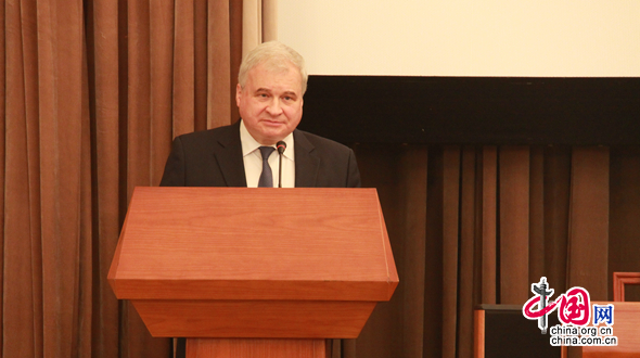 На фото: Чрезвычайный и Полномочный Посол Российской Федерации в КНР Андрей Денисов выступает с речью.