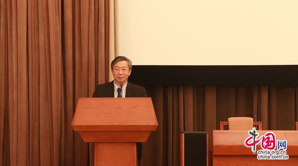 На фото: заместитель Председателя Народного банка Китая И Ган выступает с речью.