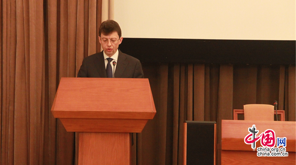 На фото: заместитель Председателя Банка России Дмитрий Скобелкин выступает с речью.