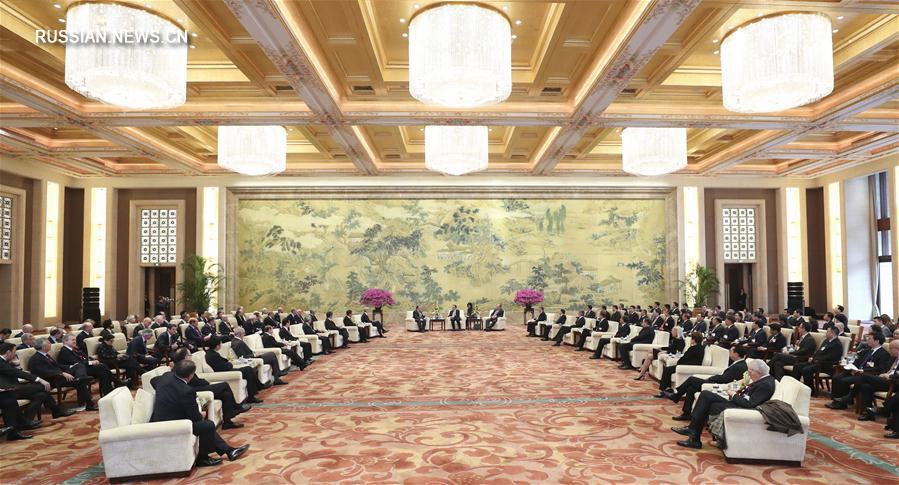 Ли Кэцян встретился с участвующими в годичной конференции форума на высоком уровне 'Развитие Китая - 2017' зарубежными делегатами