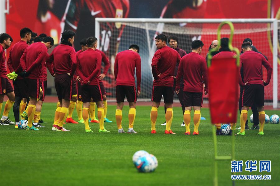 На фото: 21 марта китайская мужская футбольная сборная под дождем тренируется в спортивном центре города Чанша, чтобы подготовиться к матчу с сборной Южной Кореи в рамках отборочных матчей чемпионата мира 2018 в России.