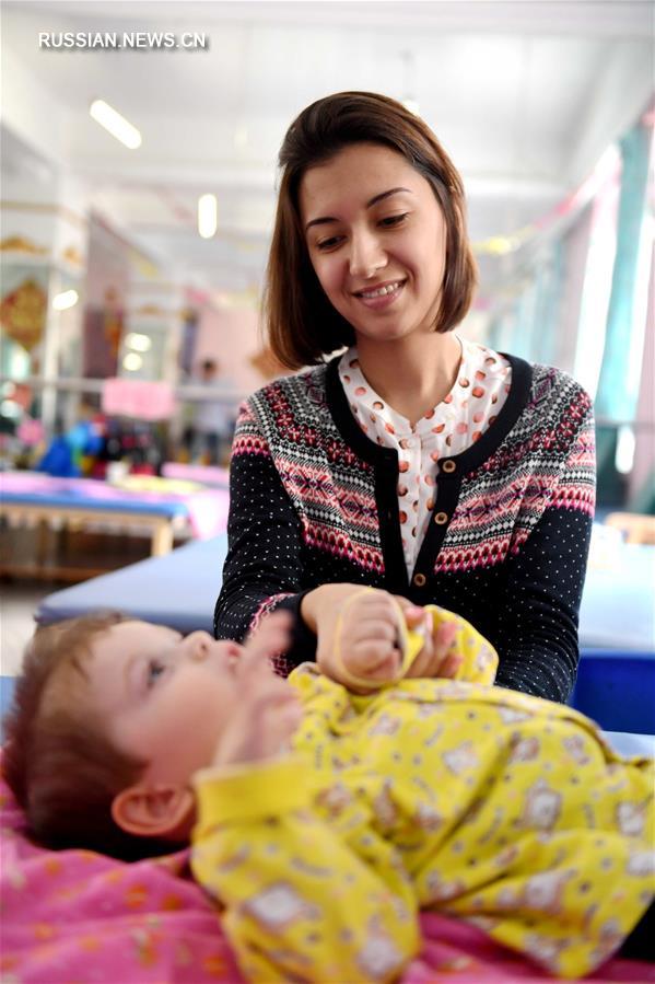 учебы девушка также работает в качестве переводчика-волонтера в Харбинском центре реабилитации детей с ДЦП и помогает маленьким пациентам и их родителям общаться с китайскими врачами. 