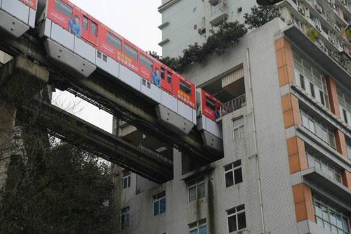 Необычное строение легкого метро в китайском горном городе Чунцин