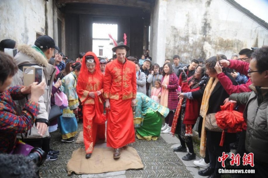Украинский парень сыграл свадьбу в традиционном китайском стиле