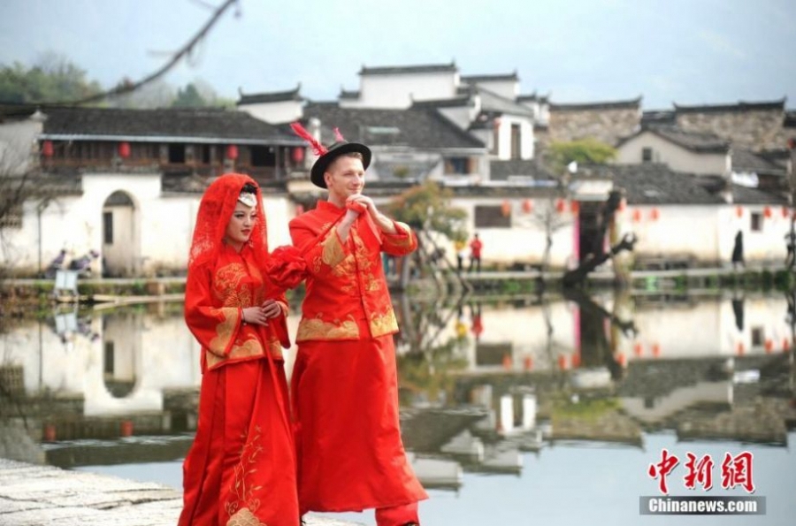 Украинский парень сыграл свадьбу в традиционном китайском стиле
