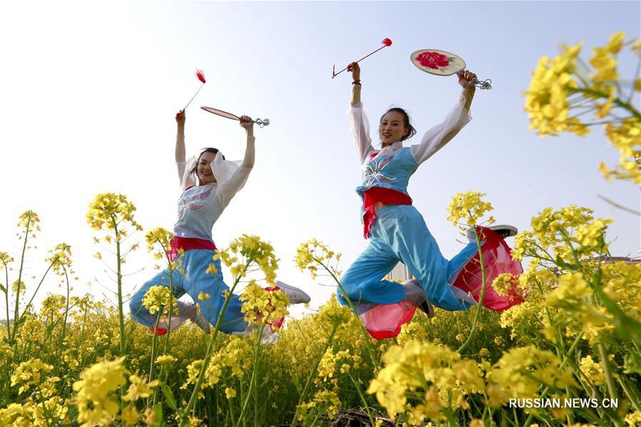 Танец с юйгу на берегу озера Хунцзэху 