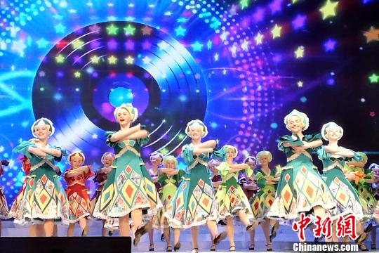 Молодежный творческий ансамбль Амурской области России 24 марта прибыл в приграничный город провинции Хэйлунцзян Хэйхэ, чтобы встретиться с китайской молодежью и провести мероприятия по художественному обмену.