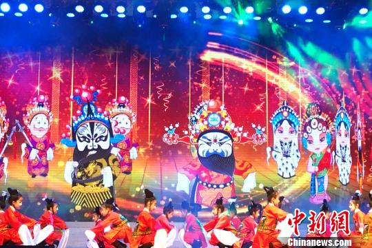 Вечером 24 марта молодые люди из Китая и России рука об руку пели и танцевали, китайские ребята аккомпанировали на гучжэне, а русские представили яркие танцевальные номера «Катюша» и «Цветок жасмина»