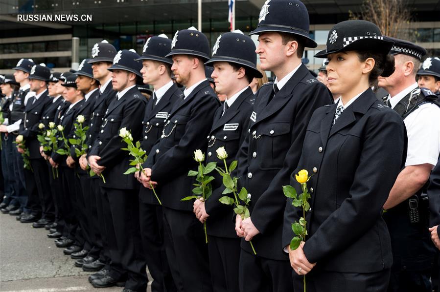 В среду на Вестминстерском мосту жители Лондона почтили память жертв произошедшего 22 марта теракта.