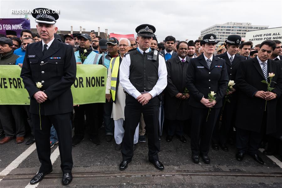В среду на Вестминстерском мосту жители Лондона почтили память жертв произошедшего 22 марта теракта.