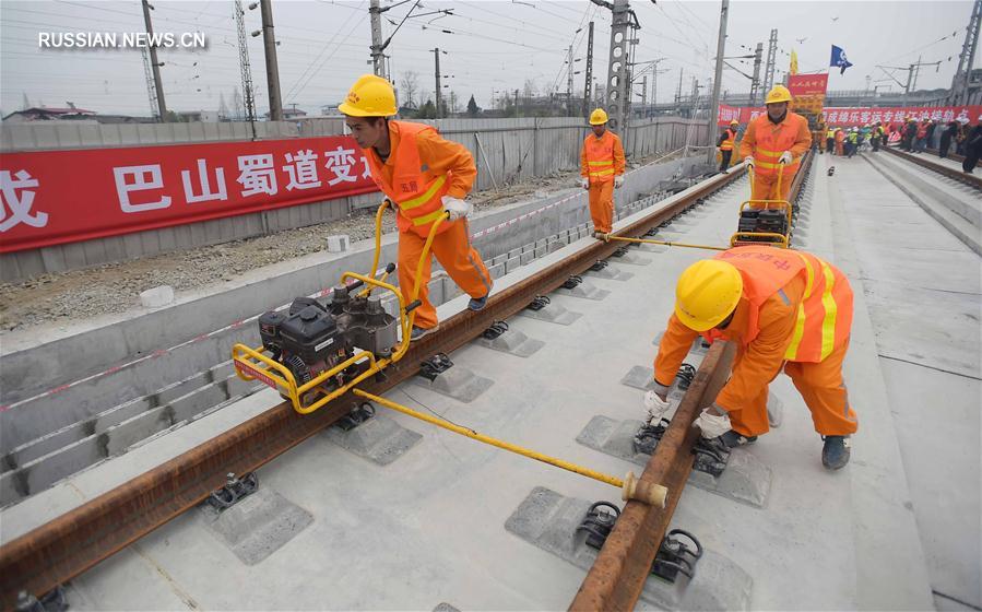 В Юго-Западном Китае успешно ведется работа по прокладке рельсов на сычуаньском участке высокоскоростной железной дороги Сиань - Чэнду