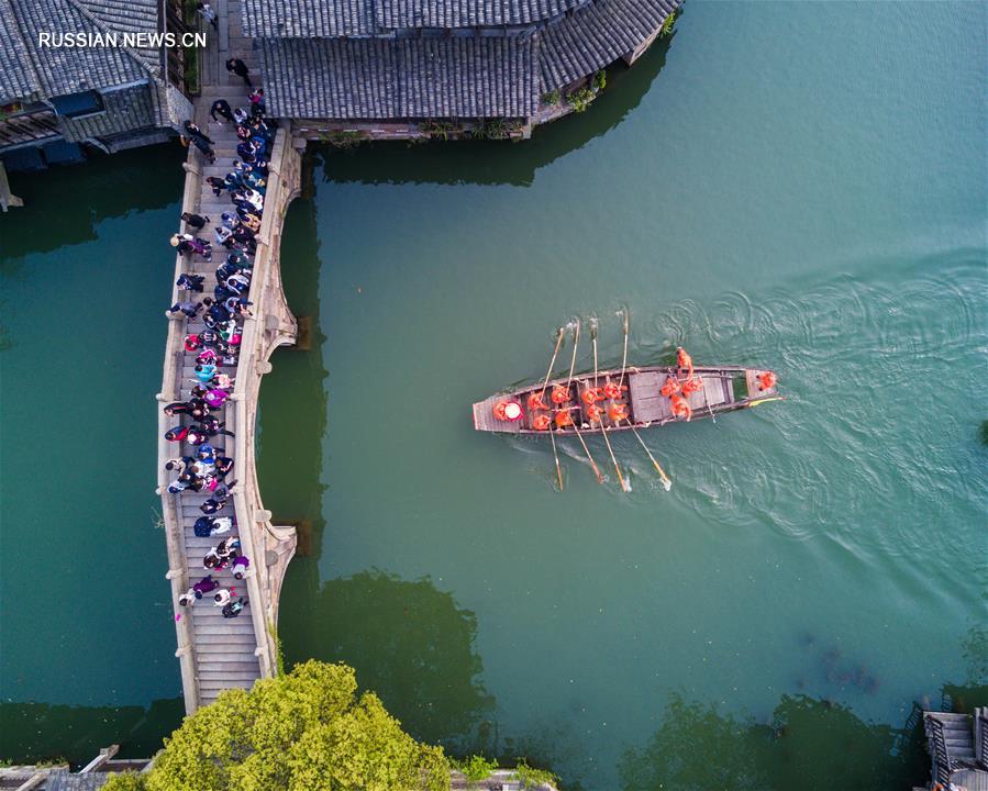 Традиционная регата 'Топот на лодках' в Учжэне