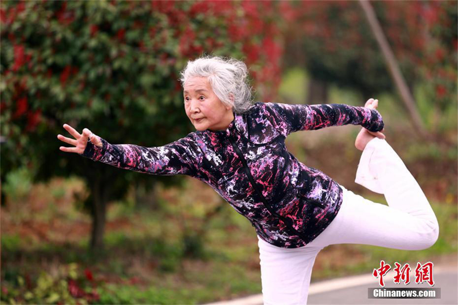 На 61-м году жизни Кан Гуанъин из г. Сянъян провинции Хубэй впервые познакомилась с йогой, прошло 14 лет, ей уже 75. Однако, женщина легко выполняет даже очень сложные асаны.