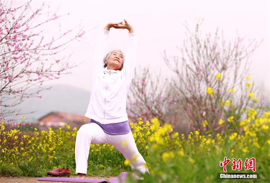 На 61-м году жизни Кан Гуанъин из г. Сянъян провинции Хубэй впервые познакомилась с йогой, прошло 14 лет, ей уже 75. Однако, женщина легко выполняет даже очень сложные асаны.