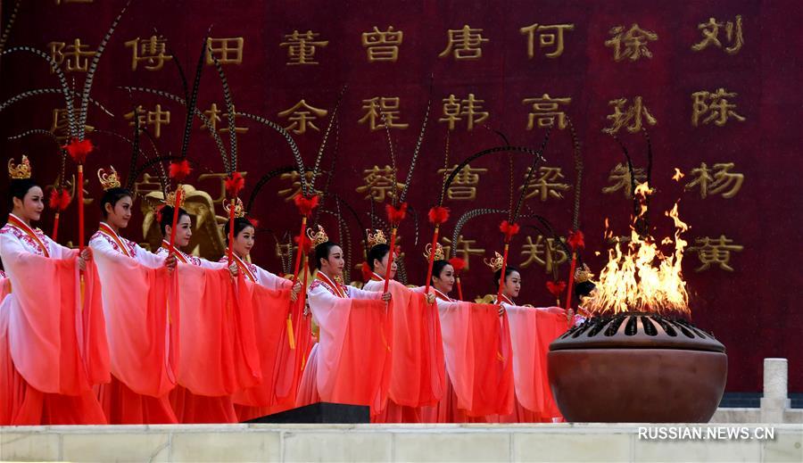 10 тыс. китайцев поклонились легендарному первопредку китайской нации в г. Чжэнчжоу