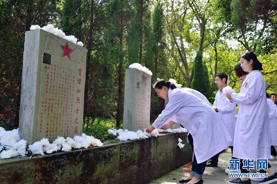 Почтение памяти героев в Праздник Цинмин
