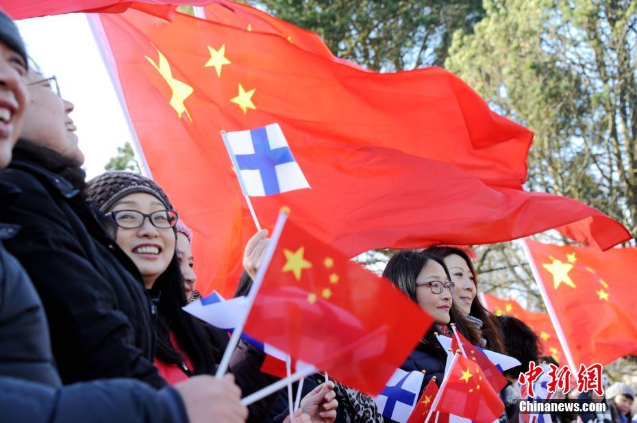 Китайские эмигранты и студенты в Финляндии приветствовали Си Цзиньпина c флагами КНР