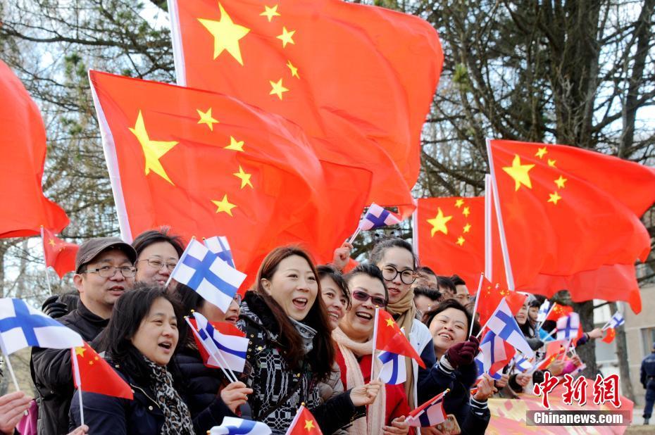 Китайские эмигранты и студенты в Финляндии приветствовали Си Цзиньпина c флагами КНР