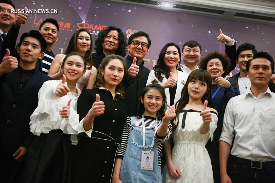  Пресс-конференция, посвященная предстоящей премьере мюзикла 'Я -- Джеки Чан', прошла сегодня в Пекине. Первое представление шоу, созданного на основе автобиографической книги актера, пройдет 22 апреля в пекинском театре 'Тяньцяо'. 