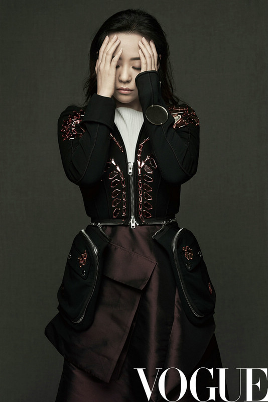 Дерзкие образы певицы Чжан Лянъин на страницах модных журналов 