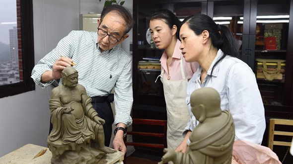 Цю Шуанцзюн -- мастер фарфоровой скульптуры из Дэхуа