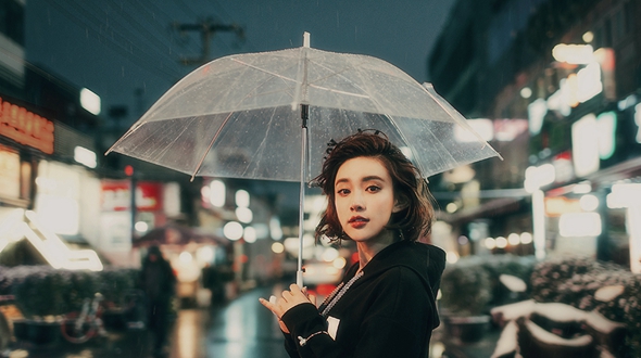 Молодая актриса Мэн Цзыи на улицких фото