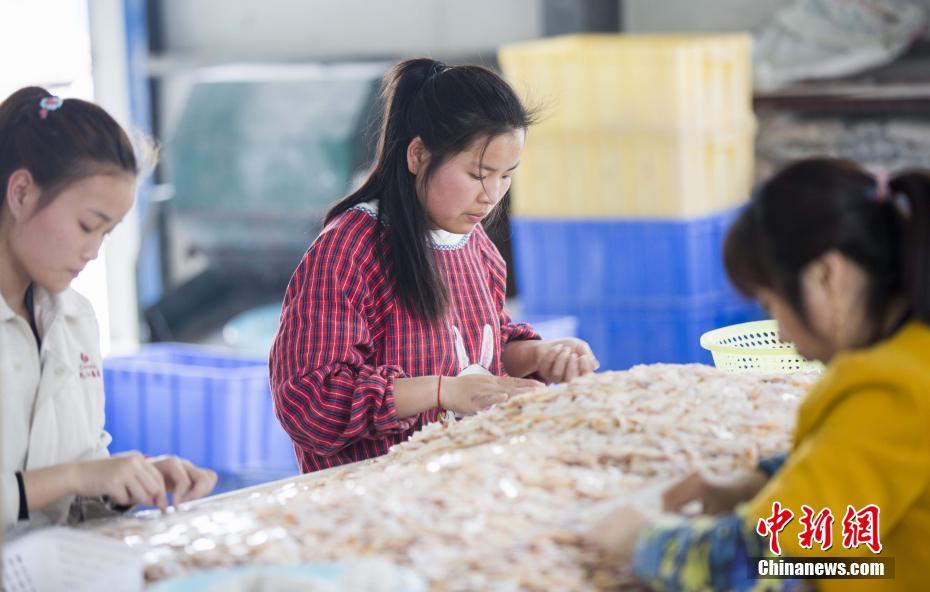 Родина жемчуга в провинции Цзянси: производство украшений из ракушек увеличивает доходы местных жителей