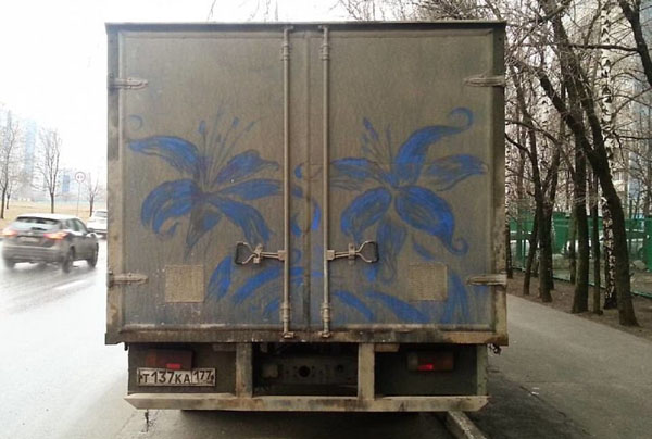 Российский художник создает картины на грязных машинах
