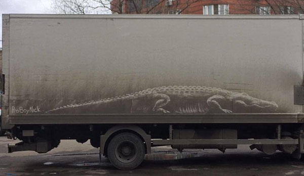 Российский художник создает картины на грязных машинах
