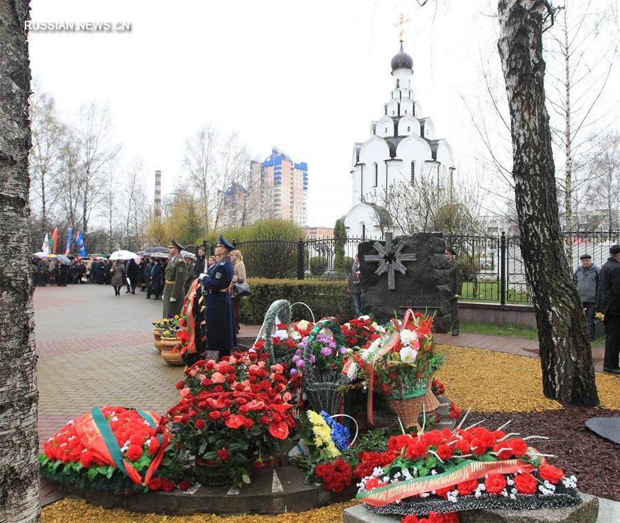  Памятный митинг, посвященный 31-й годовщине аварии на Чернобыльской атомной электростанции, прошел накануне, 26 апреля, в парке Дружбы народов в Минске.