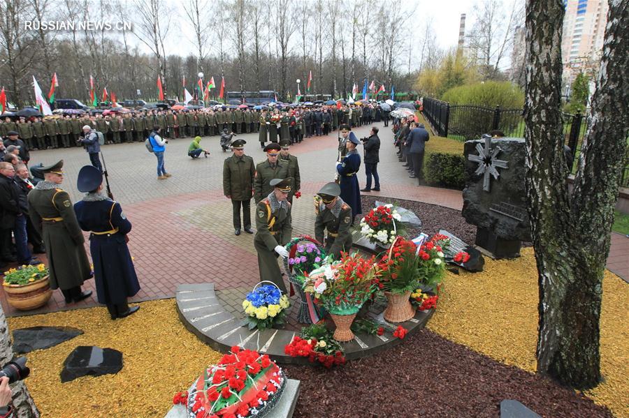 Памятный митинг, посвященный 31-й годовщине аварии на Чернобыльской атомной электростанции, прошел накануне, 26 апреля, в парке Дружбы народов в Минске. 