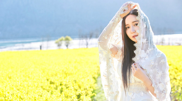 Актриса Лоу Исяо в море цветущего рапса