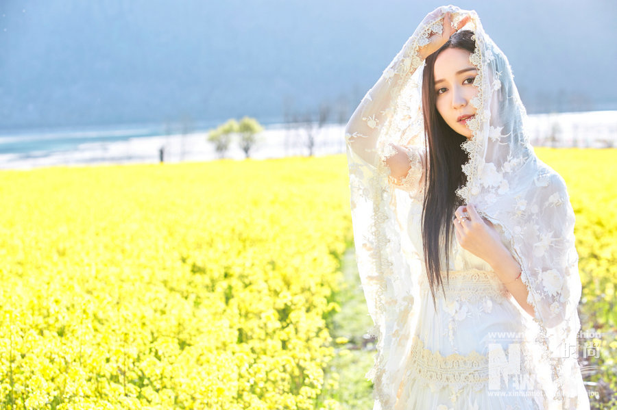 Актриса Лоу Исяо в море цветущего рапса