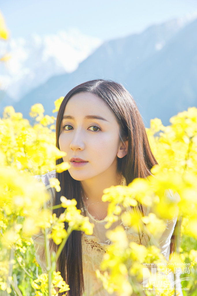 Актриса Лоу Исяо в море цветущего рапса