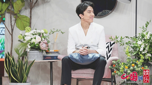 Казахстанский певец Димаш Кудайбергенов демонстрирует свои навыки во флористике в китайском телешоу