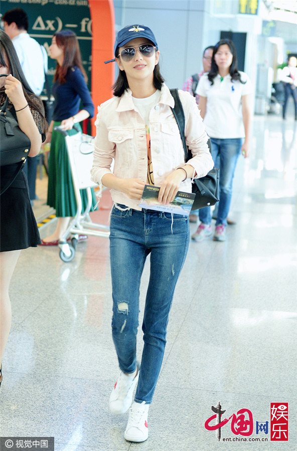 Красавица Тун Лия в аэропорту