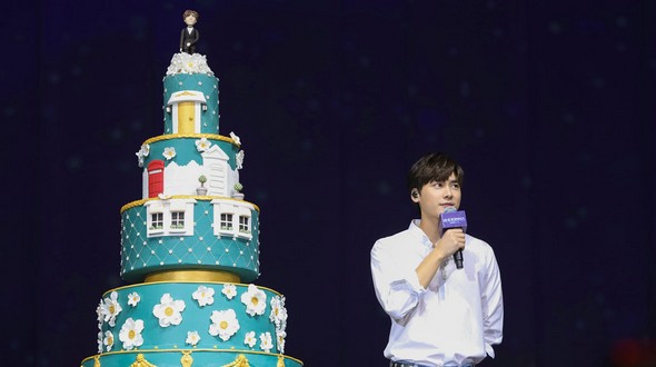 Актер и певец Ли Ифэн отметил день рождения