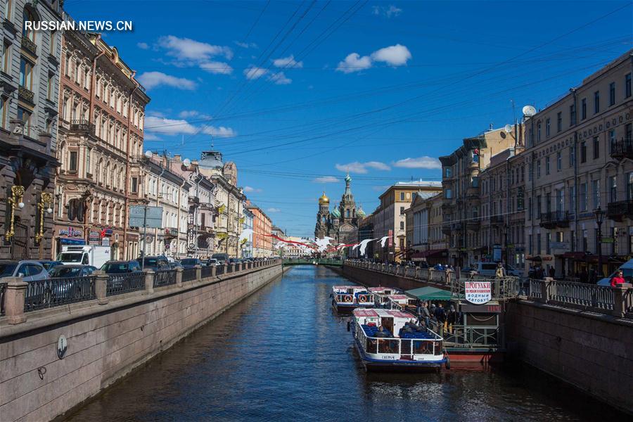 На фото -- виды Северной столицы в ясный майский день.