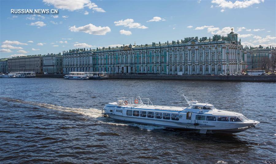 На фото -- виды Северной столицы в ясный майский день.