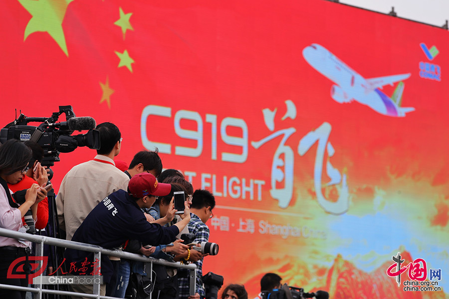 Пассажирский авиалайнер китайской разработки C919 в пятницу здесь поднялся в воздух в 14:01 в рамках первого полета .