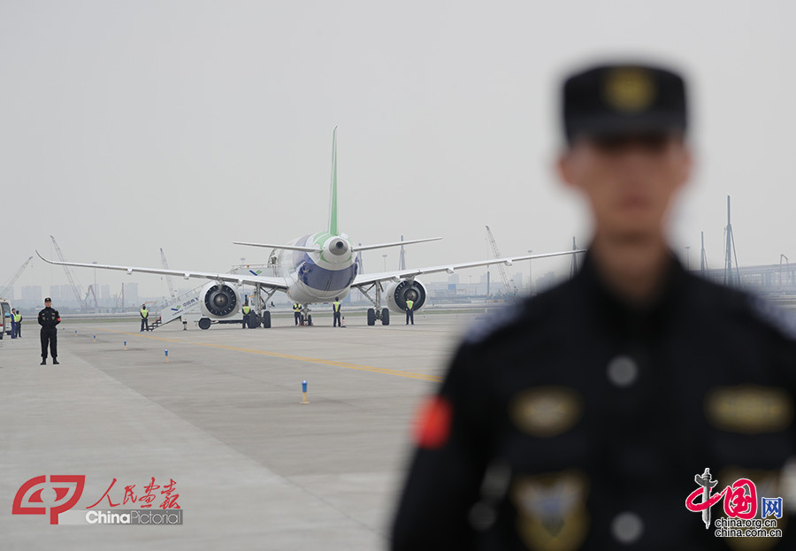 Пассажирский авиалайнер китайской разработки C919 в пятницу здесь поднялся в воздух в 14:01 в рамках первого полета .