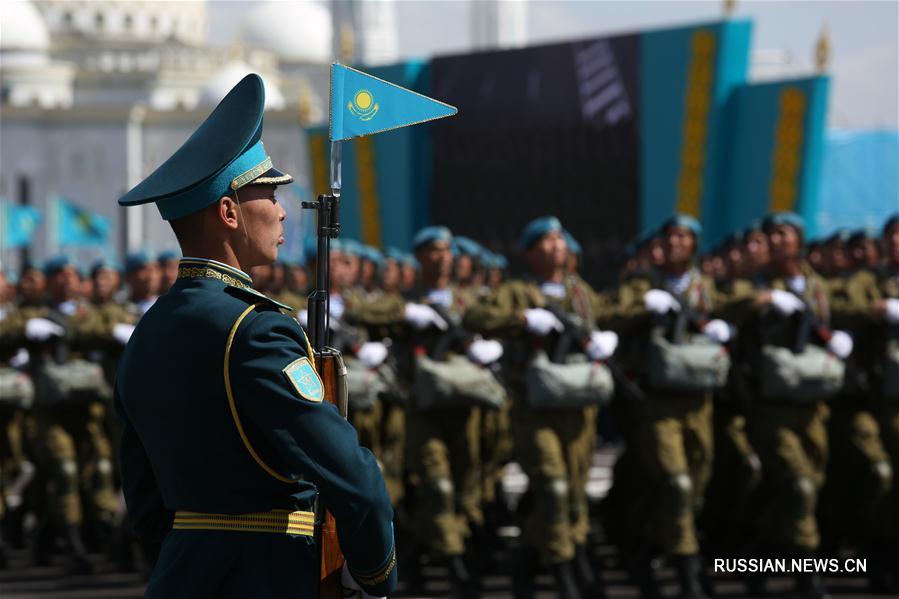 В Астане прошел военный парад в честь 25-летия образования ВС Казахстана 