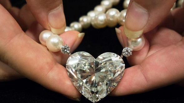 Самый большой в мире бриллиант в форме сердца продается с аукциона 